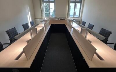 Versenkbare Monitore im Sächsischen Sozialgericht Dresden