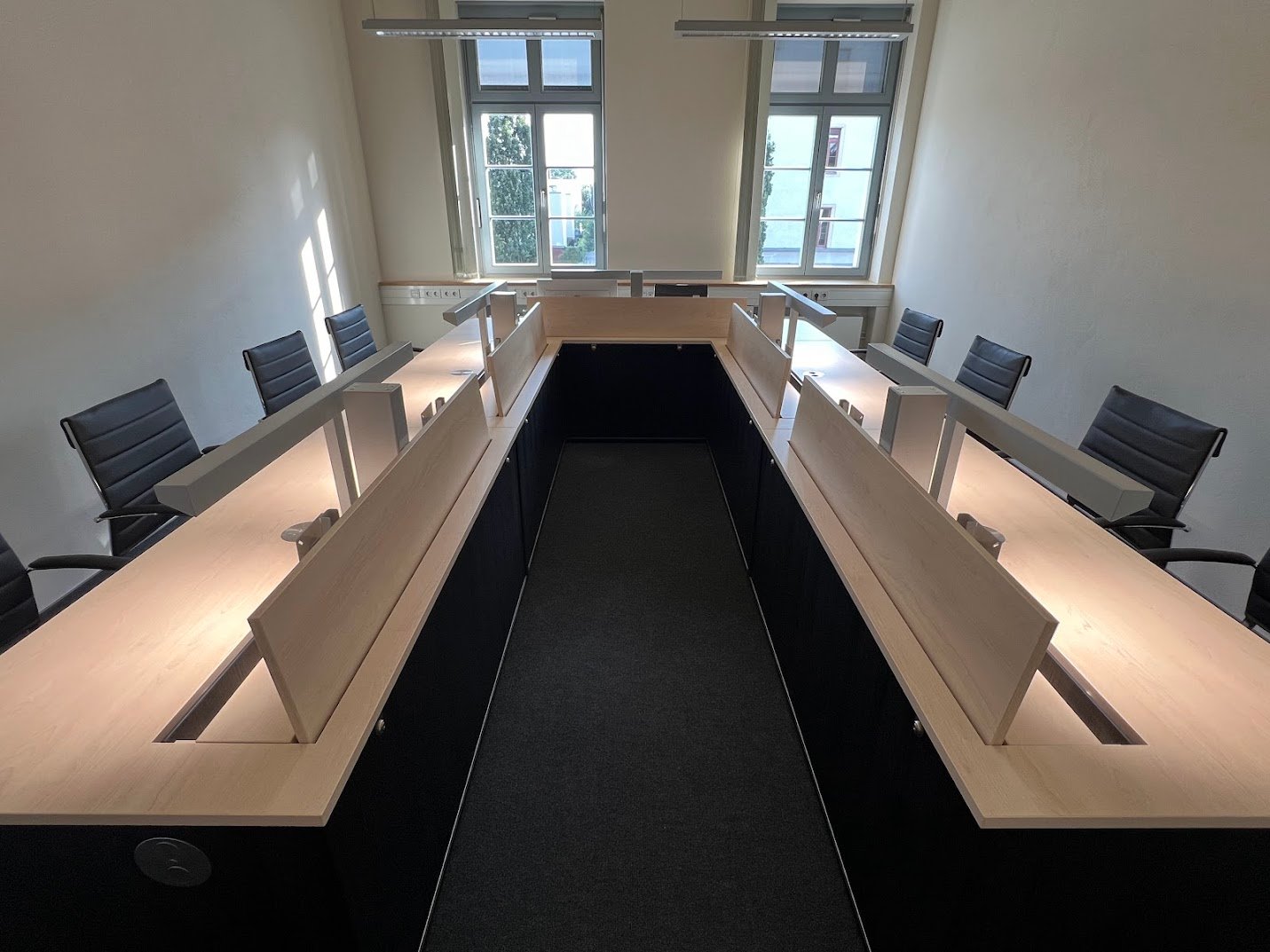 Sozialgericht Dresden - Schulungsraum Versenkbare Monitore im Sächsischen Sozialgericht Dresden