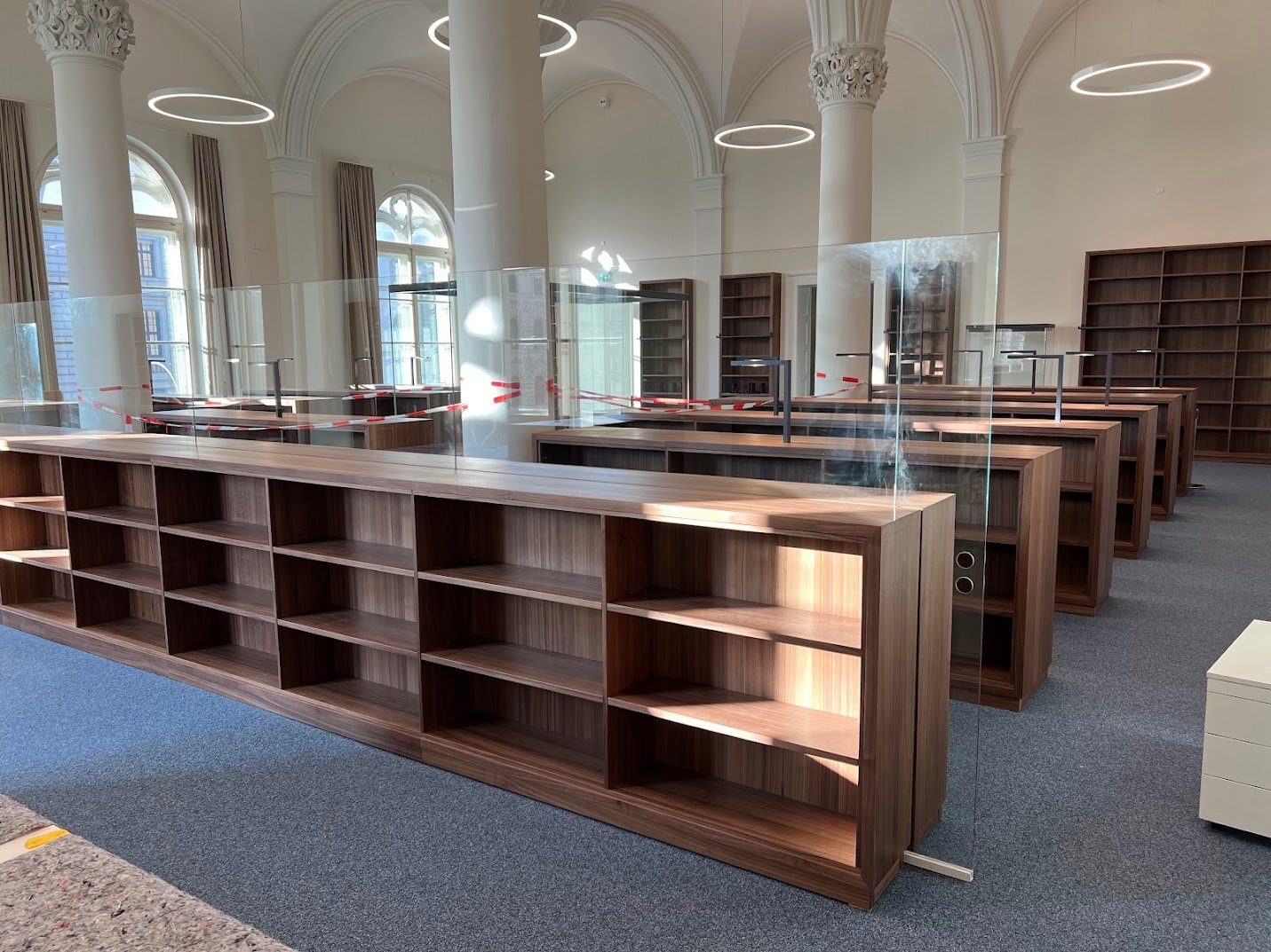 Regalsystem Wange, Doppelregale mit Beleuchtung